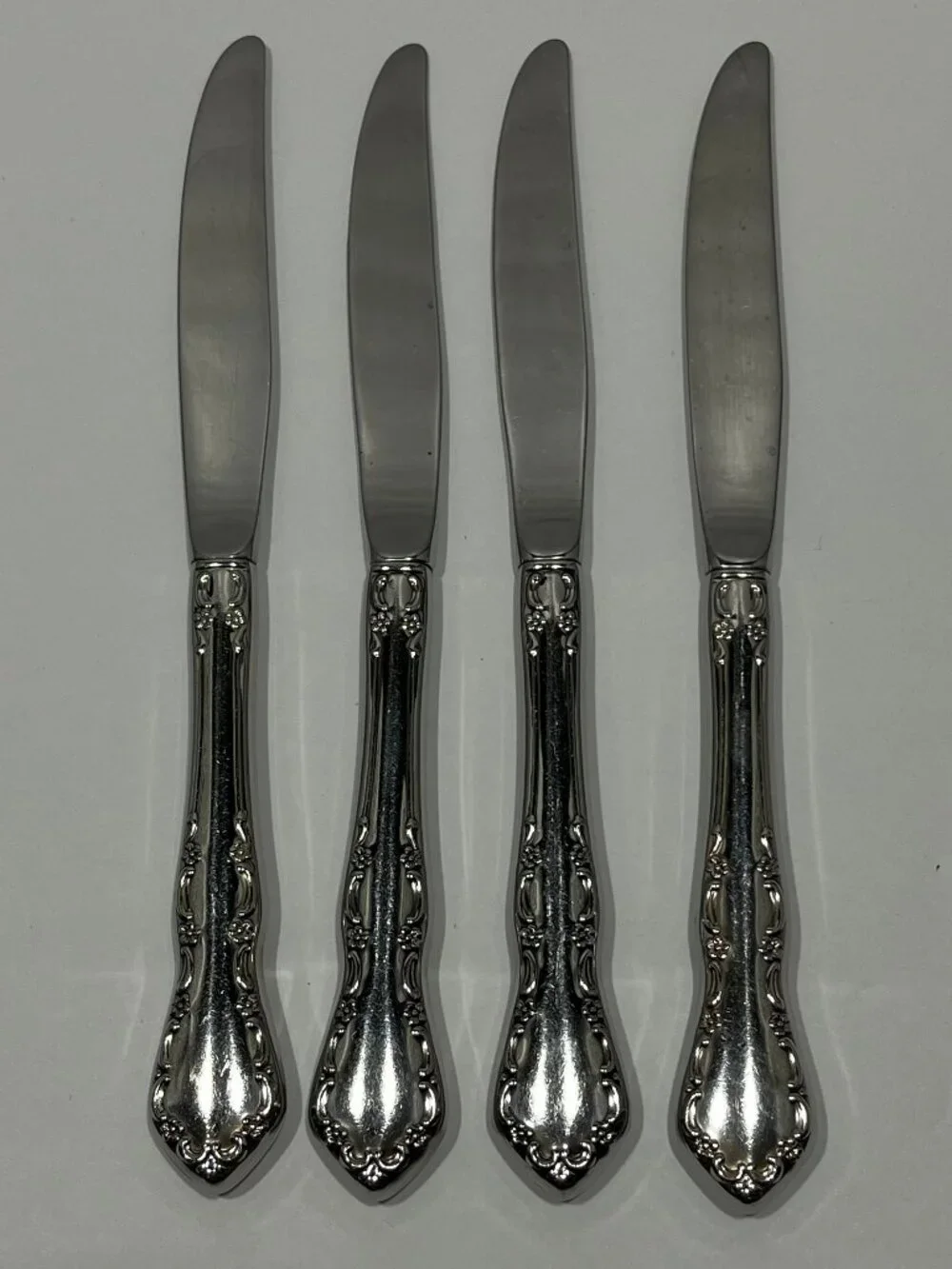 Set of 4 Oneida/Deluxe Distinction Stainless Steel MANSION HALL Dinner Knives